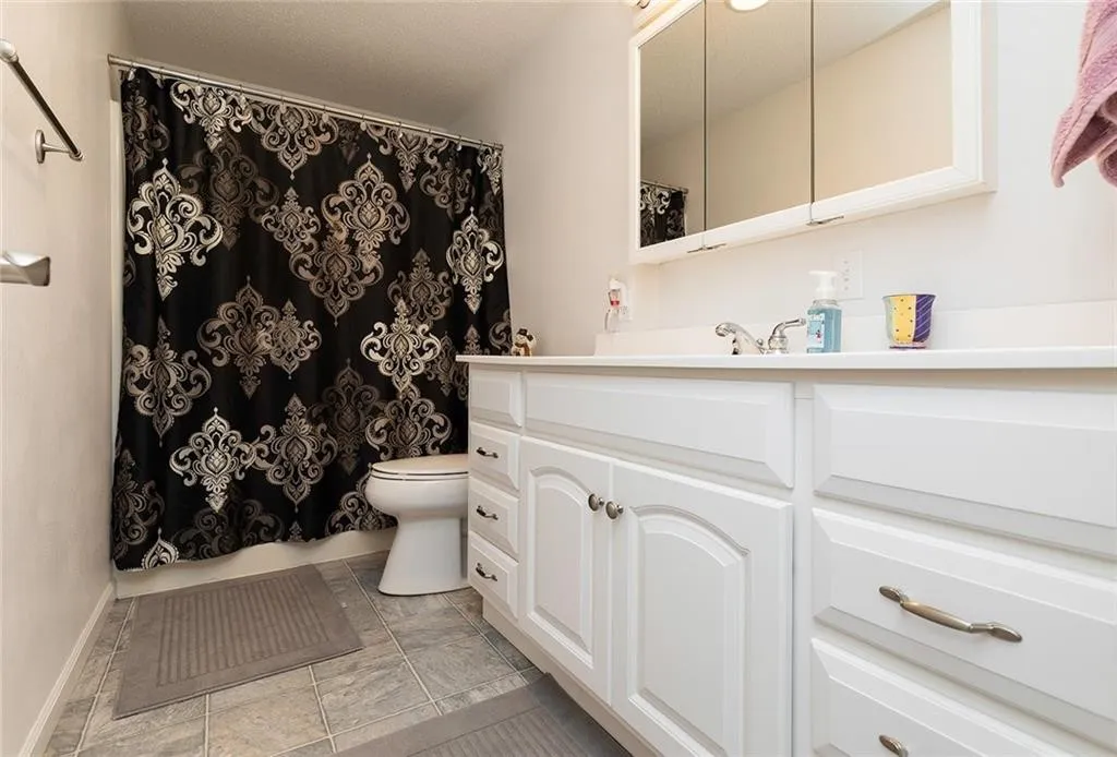 10908 NW 107th Street, Granger, Iowa - Bathroom