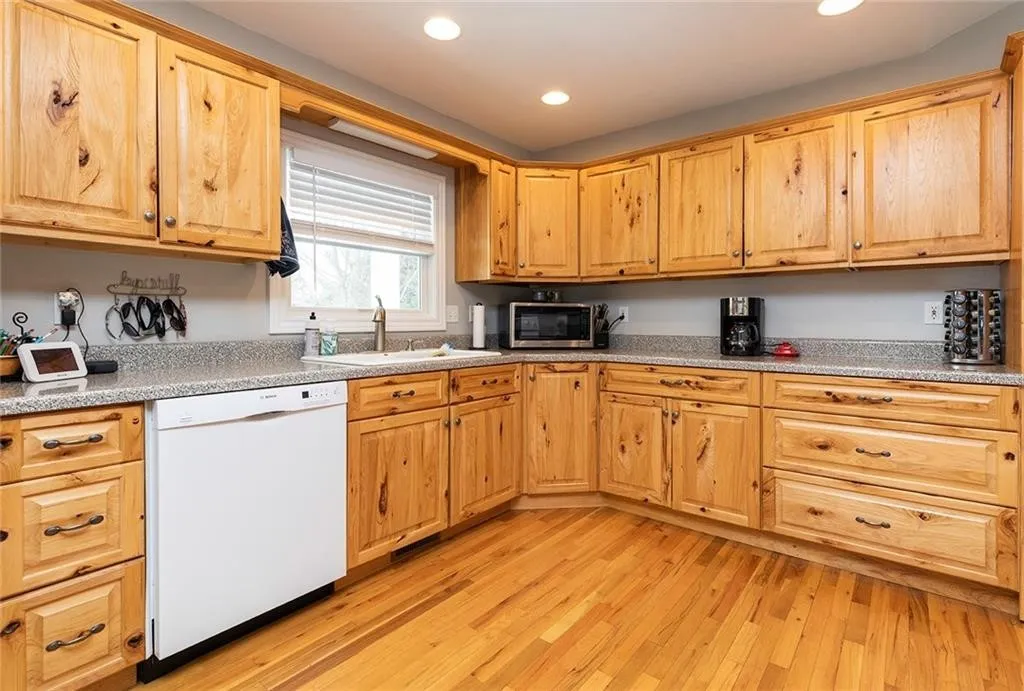 10908 NW 107th Street, Granger, Iowa - Kitchen